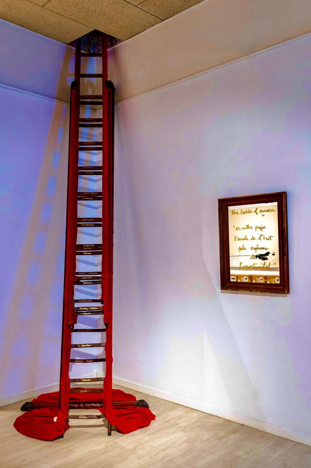 L’escala de l’èxit acaba  en una sala de pànic | © Michelle Wilson